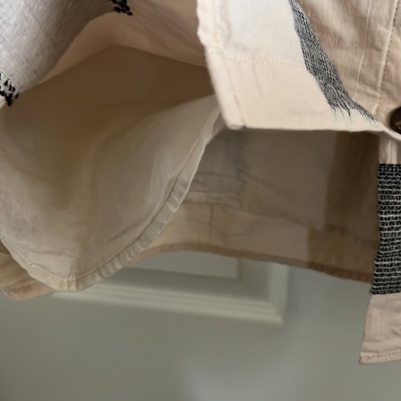 ROOLEE adorable linen colored popover blouse w/button down back - Picture 3 of 6